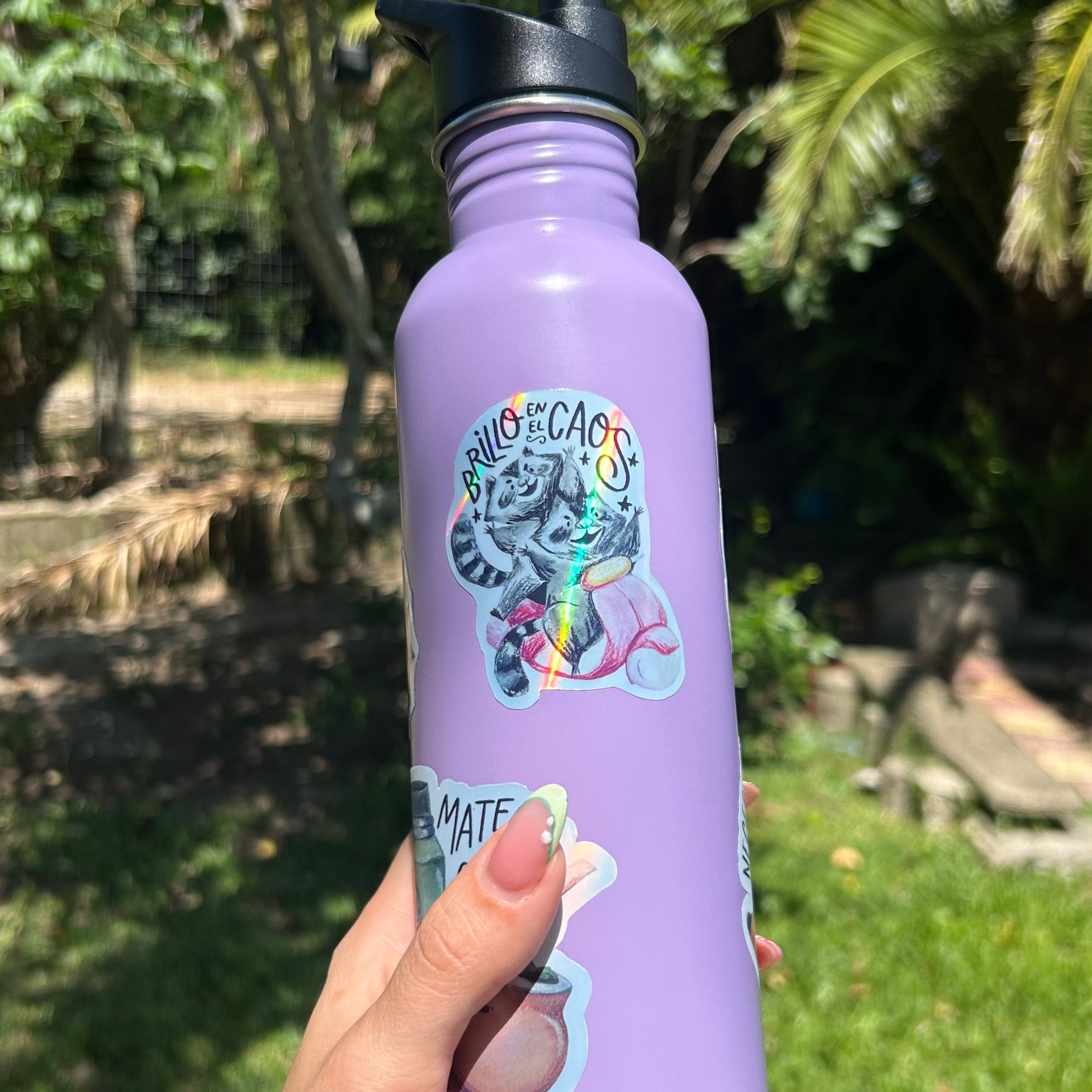 Brillo en el Caos (sticker holográfico para botella y termo)