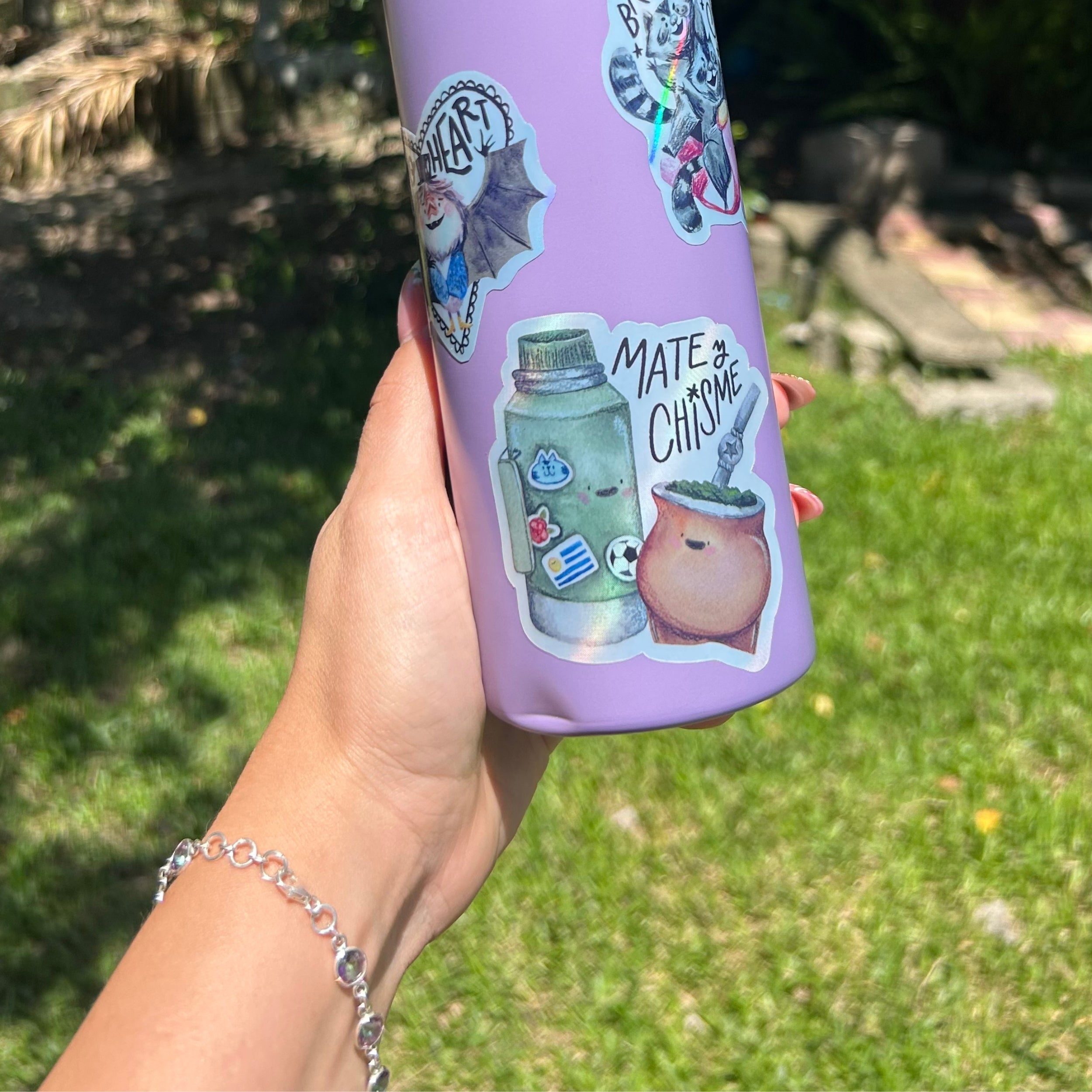 Mate y Chisme (sticker holográfico para botella y termo)